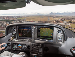 Cirrus-SR-22-cockpit-in-flight